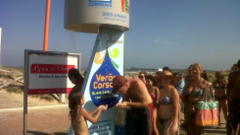 Os chuveiros da praia instalados pela Corsan continuam a fazer sucesso entre os veranistas, que em dias de movimento chegam a fazer filas para se refrescar ou tirar o sal do corpo. Ao todo são 100 chuveiros instalados em pontos estratégicos entre as
