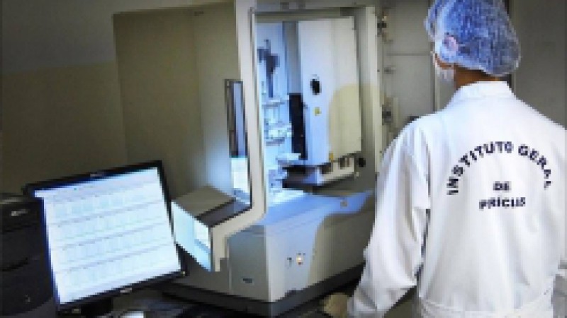 O exame de DNA j&aacute; &eacute; uma ferramenta poderosa para a elucida&ccedil;&atilde;o de crimes no Rio Grande do Sul. Segundo os t&eacute;cnicos do Setor de Gen&eacute;tica Forense, do Laborat&oacute;rio de Per&iacute;cias do IGP, da Secretaria de Seguran&ccedil;a do Estado, o processo teve uma evolu&ccedil;&atilde;o nos