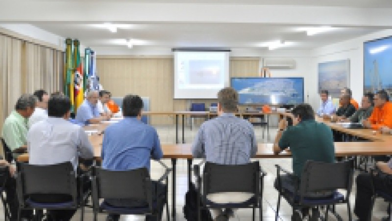 A Superintend&ecirc;ncia do Porto do Rio Grande realizou, na tarde desta quinta-feira (12), uma reuni&atilde;o para avaliar o Planejamento de Manobras da Praticagem da Barra com a Noble Denton para a entrada da plataforma P-55. Ap&oacute;s a apresenta&ccedil;&atilde;o do plano, a