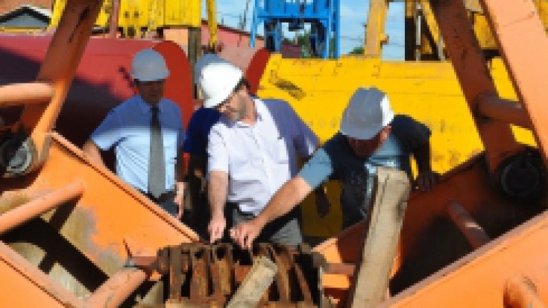 O superintendente de Portos e Hidrovias, Vanderlan Vasconselos, e o diretor de Portos, Silvio David, acompanharam, nessa segunda-feira (02), o começo das obras de recuperação das primeiras peças retiradas do guindaste n° 18.  O trabalho de recuperação do