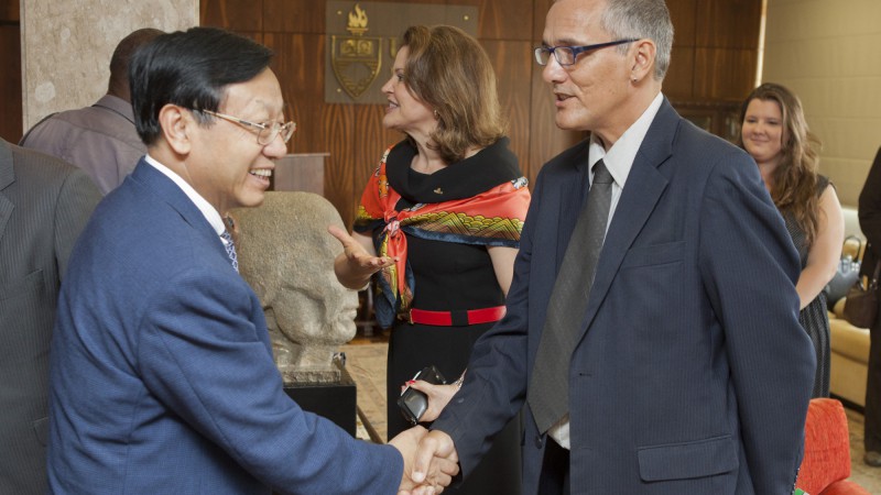 25.01.13: Assinatura de acordo de cooperação entre UFRGS e rede escola do governo da China. Na foto, o coord. das Ralações Internacionais do Estado, Tarson Nuñez e o representante do governo chinês: Li Jinzhang.