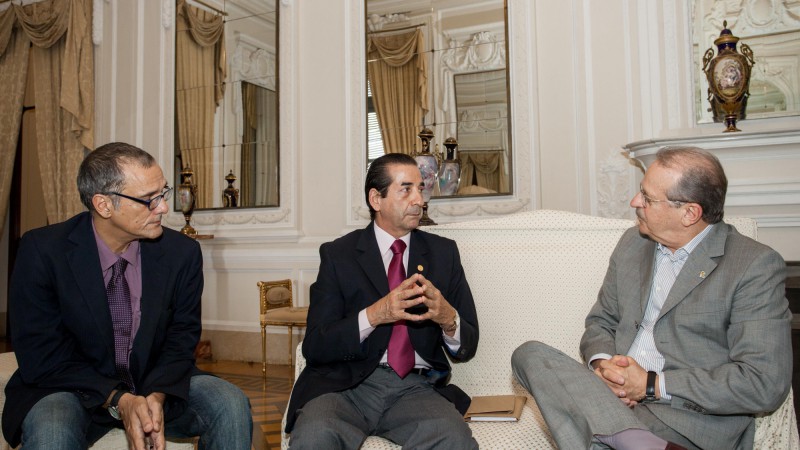 18.02.2013 Governador Tarso Genro recebe o novo Chefe do Consulado do Paraguai em Porto Alegre, Sr. Augusto Bernardino Ocampos Caballero no Palácio Piratini