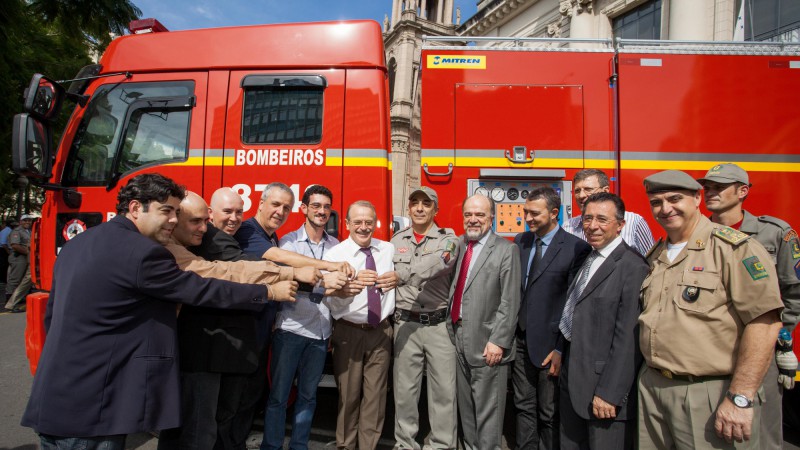 03.04.2013 Governador Tarso Genro entrega viaturas para a Brigada Militar