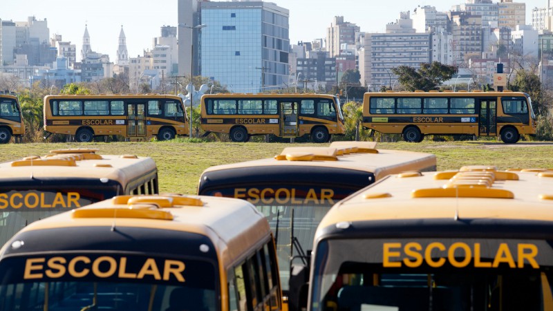 05.08.13: Governo do Estado concede uso de 55 ônibus Escolares à cidades do interior do Estado.