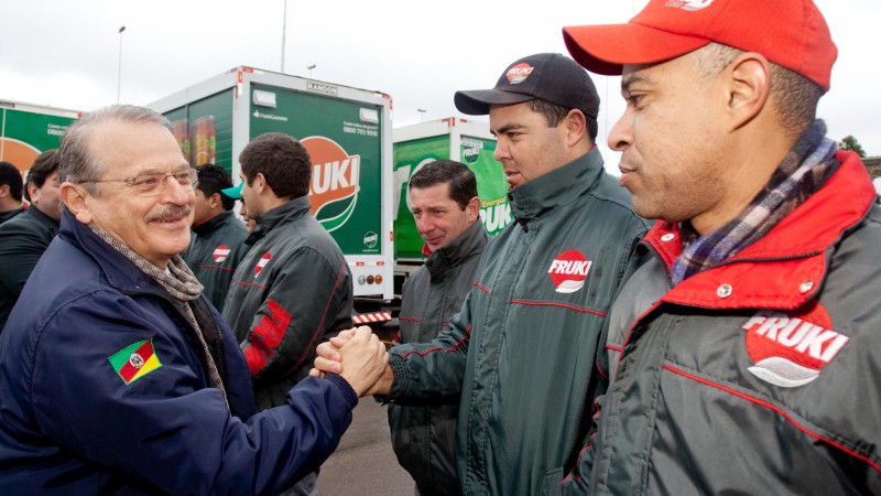 27.08.2013 Governador Tarso Genro cumprimenta funcionários durante visita a Fábrica da Fruki