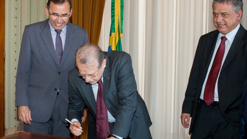 05.09.2013 Governador Tarso Genro assina decreto desonerando o pagamento por seis meses os usuários da CORSAN atingidos pelas cheias