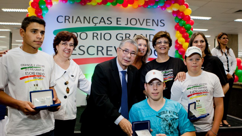 14.11.13: Lançamento de livro do Projeto Crianças e Jovens do Rio Grande Escrevendo Histórias.
