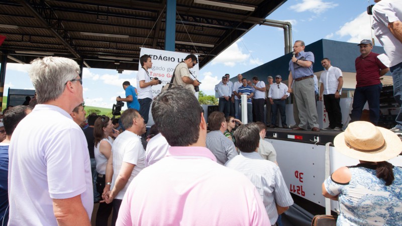 30.12.13: Governador Tarso Genro participa de ato pelo fim do polo de pedágio de Carazinho e levanta as cancelas de quatro praças que ainda estavam com a iniciativa privada, também em Carazinho.