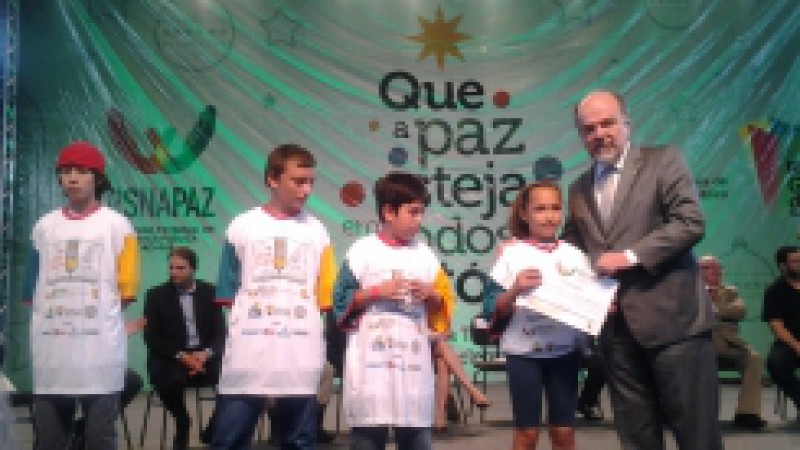 O RS na Paz realizou uma série de cursos e atividades culturais durante 2013. O objetivo é reduzir, no longo prazo, as taxas de homicídios nos Territórios de Paz dos bairros Rubem Berta, Lomba do Pinheiro, Santa Tereza e Restinga, em Porto Alegre.