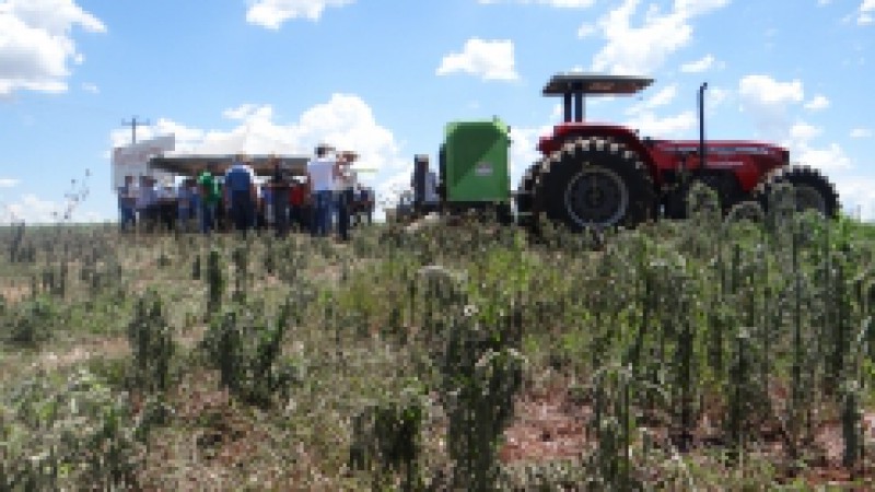 Agricultores, técnicos, extensionistas da Emater/RS-Ascar e lideranças de diferentes pontos do Noroeste gaúcho conferiram na sexta-feira (20) a demonstração da máquina dessecadora elétrica em uma área onde deve ser cultivada soja, em Rolador Alto,
