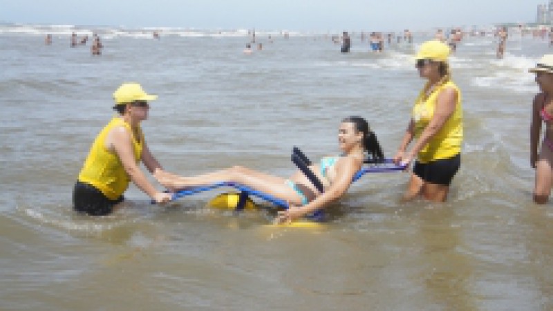 Proporcionar acessibilidade à beira da praia e ao banho de mar para pessoas com deficiência ou com mobilidade reduzida é um dos propósitos do Praia Acessível, projeto realizado litoral gaúcho pela Fundação de Articulação e Desenvolvimento de Políticas