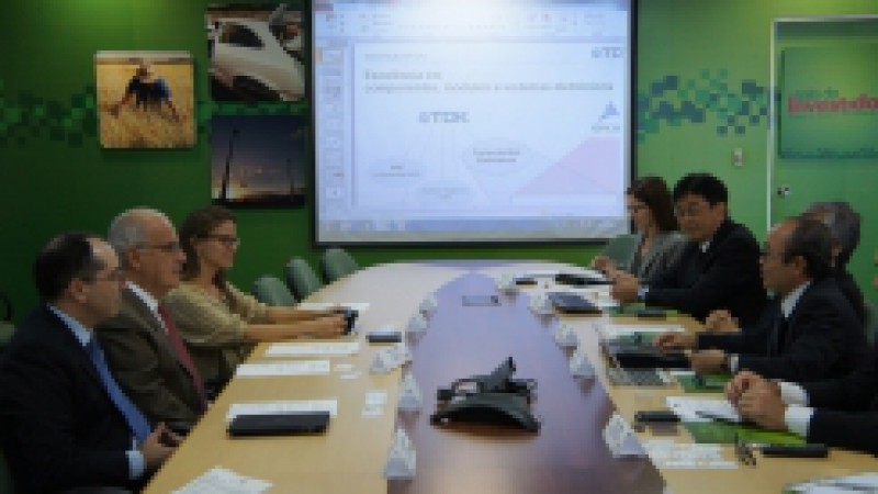 O secret&aacute;rio de Desenvolvimento e Promo&ccedil;&atilde;o do Investimento, Mauro Knijnik, recebeu nesta segunda-feira (4) o presidente do grupo japon&ecirc;s TDK no Brasil, Miguel Sussumu Jo, que apresentou as opera&ccedil;&otilde;es mundiais da corpora&ccedil;&atilde;o e o projeto de amplia&ccedil;&atilde;o da