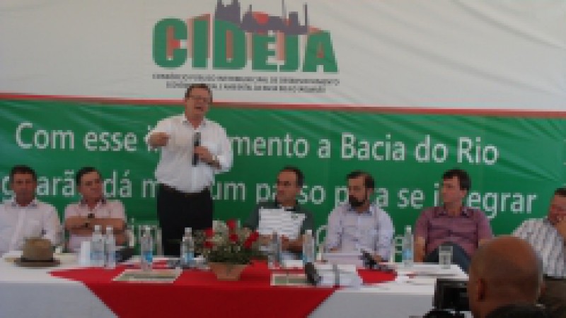 Mais de duzentas pessoas participaram na manhã deste sábado (14), no município de Candiota, do ato de entrega de 91 equipamentos agrícolas ao Consórcio Intermunicipal de Desenvolvimento dos Municípios da Bacia do Rio Jaguarão (Cideja), adquiridos com