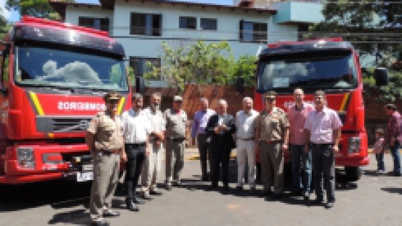 A região do Planalto recebeu um reforço para o combate a incêndios em seus municípios: três caminhões auto bomba tanque (ABT) foram entregues à Brigada Militar neste sábado (14), pelo Governo do Estado. O material foi conquistado através da expressiva