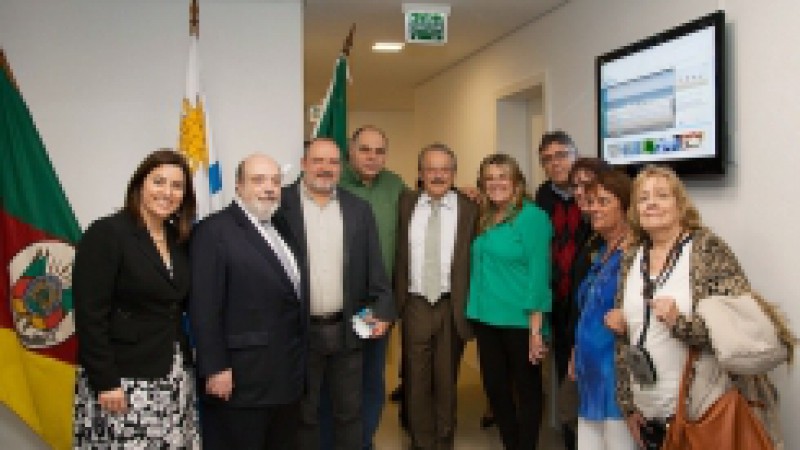 O governador Tarso Genro participou, nesta sexta-feira (4), da cerimônia de inauguração da nova sede do Consulado do Uruguai em Porto Alegre. O chefe do Executivo gaúcho exaltou o importante papel do país vizinho como um dos parceiros estratégicos do Rio