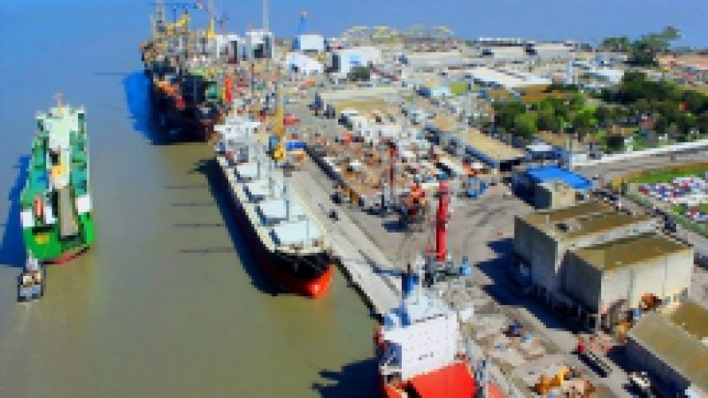 O Porto do Rio Grande completa, nesta sexta-feira (15), 98 anos de hist&oacute;ria em um grande momento, com importantes projetos em desenvolvimento e boas perspectivas para o futuro. &Uacute;nico porto mar&iacute;timo do Rio Grande do Sul e o mais meridional do Brasil, o