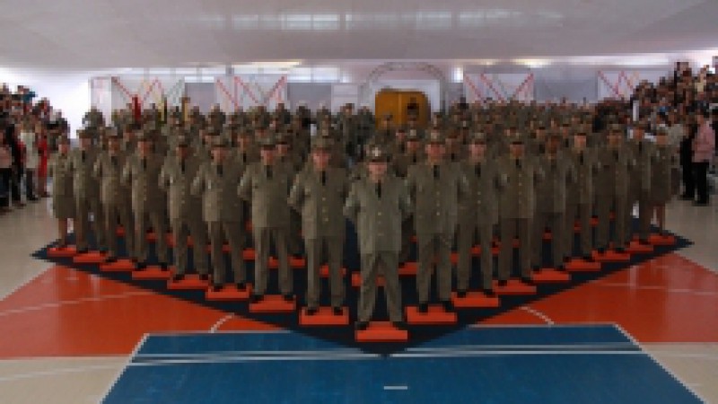 A solenidade de formatura de 66 soldados e 3º sargentos no Curso Técnico em Segurança Pública, junto com o anúncio de promoção dos formandos a 2º sargentos, ocorreu nesta sexta-feira (27), em Osório, na Vila Olímpica. No total, são 412 promoções nessa