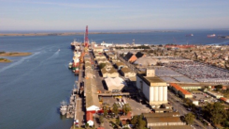 O Diário Oficial da União publicou nesta quinta-feira (26) o Aviso de Licitação para a contratação de empresa de engenharia especializada para execução das obras de modernização do cais público do Porto do Rio Grande. O Porto Novo foi construído há 97