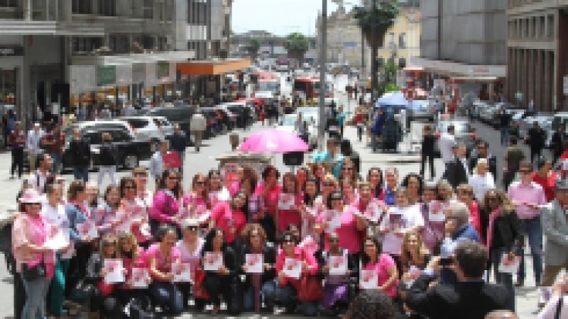 Dentro das atividades de conscientização sobre a importância do autoexame e do combate ao câncer de mama, a Secretaria de Políticas para as Mulheres promoveu nesta sexta-feira (25) a ação Esquina Rosa na Esquina Democrática, em Porto Alegre, para
