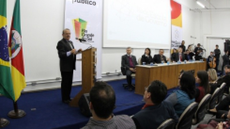 O governador Tarso Genro e o ministro-chefe da Secretaria-Geral da Presidência da República, Gilberto Carvalho, participaram da formatura da turma de pós-graduação em Cidadania, Transparência e Controle Social, promovida pela Rede Escola de Governo. A