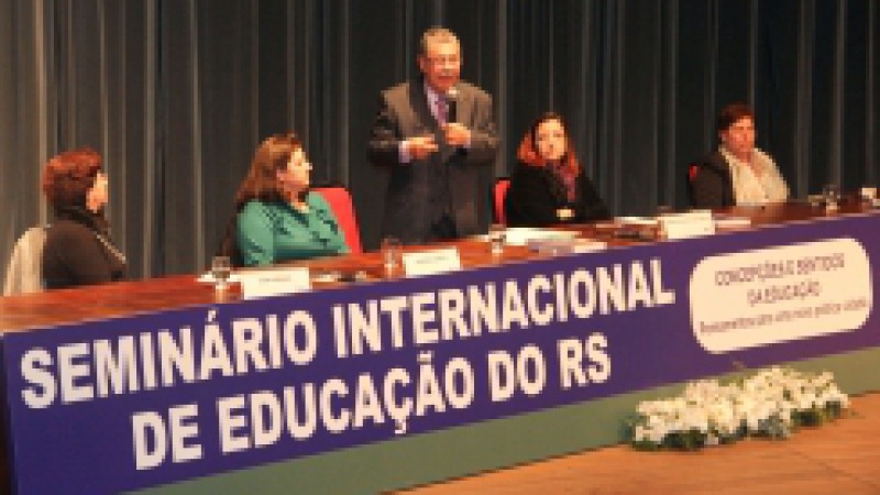 O secretário de Estado da Educação, Jose Clovis de Azevedo, avaliou, nesta segunda-feira (22), as contribuições trazidas no Seminário Internacional de Educação: Concepções e Sentidos, que reuniu especialistas e pesquisadores mundialmente reconhecidos. O