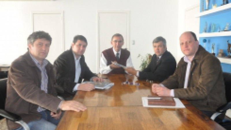 Tuparendi tornou-se o 252&ordm; munic&iacute;pio a renovar a parceria com a Companhia Riograndense de Saneamento (Corsan). Na manh&atilde; desta quarta-feira (31), o prefeito Olavo Pawlak assinou com o diretor-presidente, Tarcisio Zimmermann, contrato de programa para a