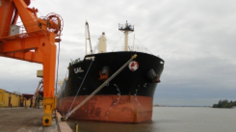 A chegada do cargueiro Resko Nassau, das Bahamas, nesta terça-feira (25), amplia para cinco o número de navios junto ao Cais Navegantes - o Porto da capital gaúcha está com fila de espera. Ao todo, três navios operam simultaneamente na descarga de