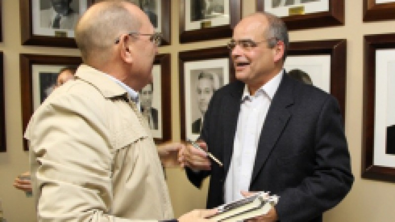 O lançamento do livro Fernando Ferrari - Ensaios sobre o político das Mãos Limpas ocorreu, nesta quinta-feira (23), no Centro Administrativo do Estado. A publicação apresenta ensaios que resgatam a memória do patrono do prédio que abriga a maioria das