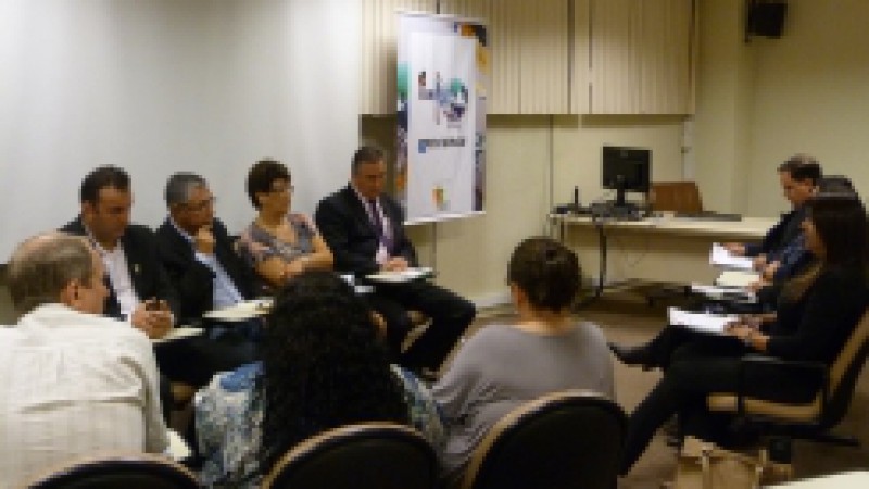 O secretário estadual da Educação, Jose Clovis de Azevedo, acompanhado da secretária-adjunta, Maria Eulalia Nascimento, recebeu nesta quinta-feira (2), a direção do Cpers/Sindicato. A audiência, solicitada pelo sindicato, teve como pauta a recuperação