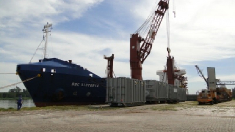 O navio BBC Victória começou a operar na manhã desta quarta-feira (24), no Porto de Porto Alegre, para o carregamento de seis transformadores de alta potência. Os equipamentos produzidos por uma empresa de Canoas, serão levados para São Paulo e Belém. A
