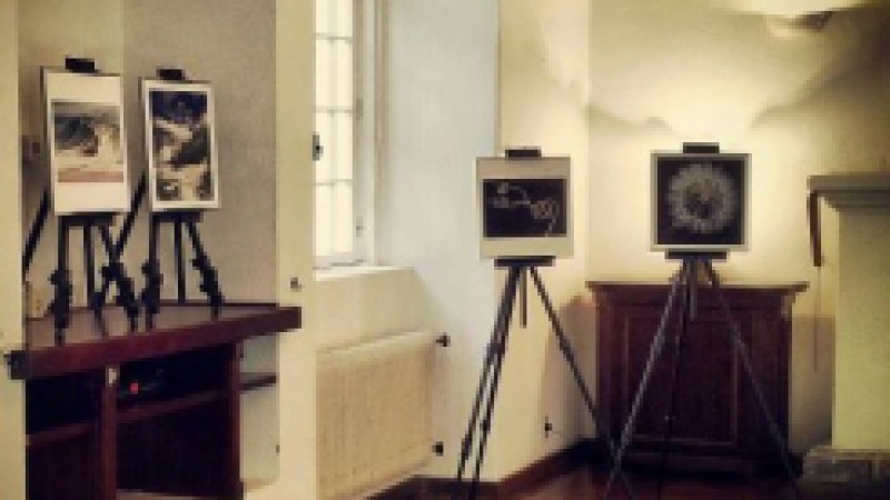 O Pal&aacute;cio das Hort&ecirc;nsias, em Canela, estar&aacute; aberto para visita&ccedil;&atilde;o p&uacute;blica de 10 a 14 de abril, para receber a mostra Fot&oacute;grafas Ga&uacute;chas. Produzidas por 14 autoras, as 28 imagens integram parte do calend&aacute;rio oficial da 11&ordf; edi&ccedil;&atilde;o do Canela Foto Workshops.