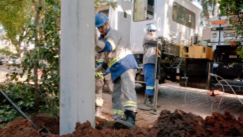 Parte dos bairros Bom Jesus, Boa Vista, Jardim Bot&acirc;nico, Jardim do Salso, Petr&oacute;polis e Tr&ecirc;s Figueiras, em Porto Alegre, come&ccedil;am a receber o investimento de R$ 1,8 milh&atilde;o do Programa RS Mais Energia. Ser&atilde;o beneficiadas cerca de 25 mil pessoas. A Companhia