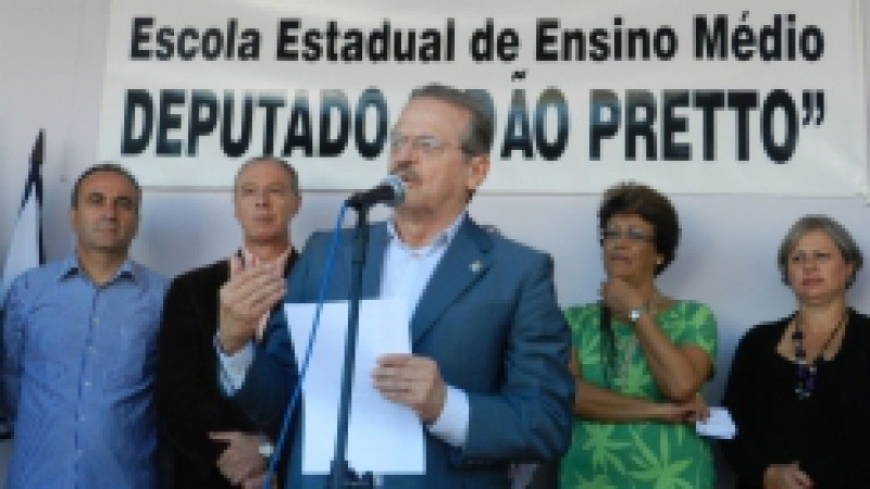 O governador Tarso Genro deu início neste sábado (6), no município de Piratini, às atividades da Escola Estadual de Ensino Médio Deputado Adão Pretto, na localidade de Faxinal, no 5º distrito. A cerimônia contou com a participação da secretária-adjunta
