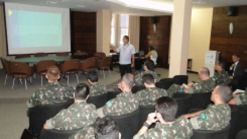 As hidrovias do Rio Grande do Sul e o potencial do Porto de Porto Alegre foram alvos de estudo pr&aacute;tico de alunos da Escola de Comando e Estado Maior do Ex&eacute;rcito nesta ter&ccedil;a-feira (02). O grupo, formado por cerca de 30 oficiais, fez uma visita&ccedil;&atilde;o ao Porto