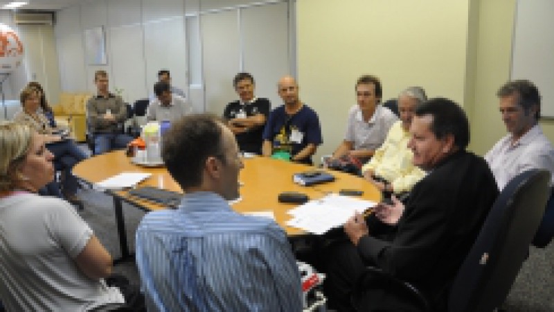 Cicloativistas do Laboratório de Políticas Públicas e Sociais (Lappus) e da Associação pela Mobilidade Urbana em Bicicleta (Mobicidade) apresentaram, nesta terça-feira (05), para técnicos do Detran/RS sugestões para o material pedagógico que será