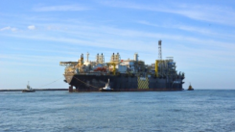 A plataforma P-63 deixou, na manhã desta terça-feira (18), o Porto do Rio Grande, no sul do Estado, conduzida até a saída dos Molhes da Barra por seis rebocadores. Já fora da Barra do Rio Grande, dois rebocadores oceânicos assumiram o transporte da