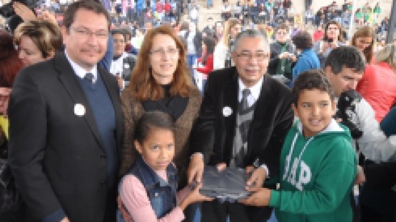 Em clima de festa, nesta terça-feira (18), a Escola Estadual de Ensino Fundamental Rivadávia Correa, de Santana do Livramento, recebeu do Governo do Estado, representado pelo secretário da Educação, Jose Clovis de Azevedo, nove mil netbooks. Os