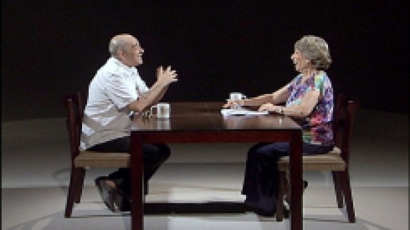 Ele é autodidata e desde criança aprendeu a se adaptar a diferentes mundos, tendo de obedecer a duas mães e a dois pais. Essa versatilidade fez surgir nele uma criatividade contagiante. Só sendo muito inventivo para conseguir ser criança no meio de