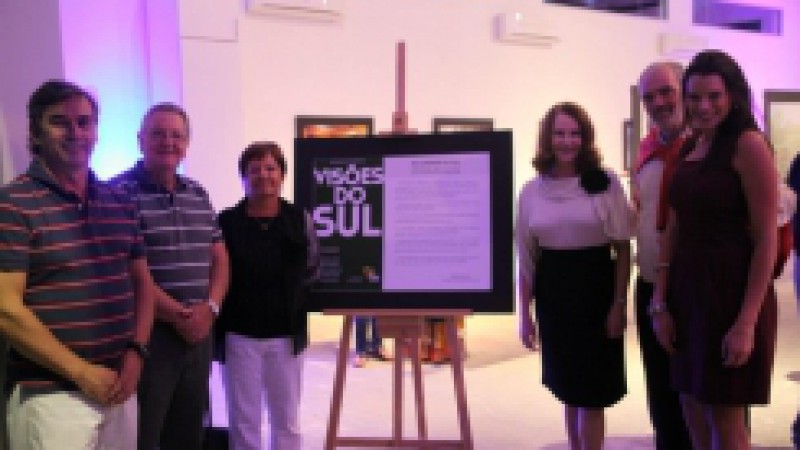 A Secretaria do Turismo (Setur), juntamente com a primeira-dama do Estado, Sandra Genro, realizou a vernissage da exposição Visões do Sul, na noite dessa segunda-feira (21), em Punta del Este. A atividade integra a ação promocional Rio Grande do Sul: o