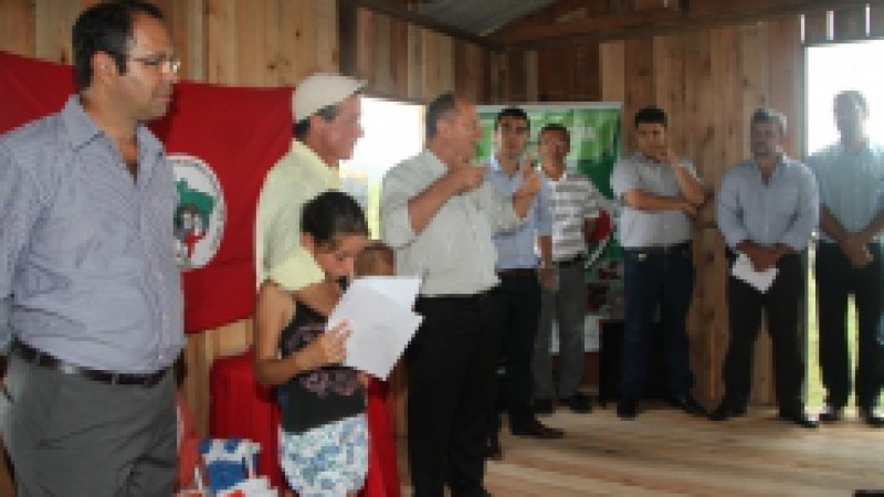 O secretário de Desenvolvimento Rural, Pesca e Cooperativismo, Ivar Pavan, participou do ato de entrega do Termo de Cessão de Uso da Terra no assentamento Tupi, localizado no interior do município de Taquari, nessa segunda-feira (18). O assentamento