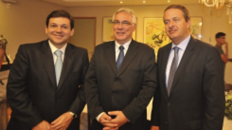 O vice-governador Beto Grill foi recebido em audiência, nesta sexta-feira (11), pelo governador de Pernambuco, Eduardo Campos, no Centro de Convenções, em Recife. Grill, que coordena o Programa de Combate às Desigualdades Regionais no Rio Grande do Sul,