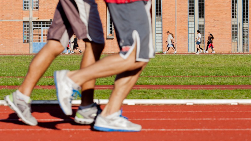 Popula&ccedil;&atilde;o utiliza pista de atletismo do Centro Estadual de Treinamento Esportivo (CETE).