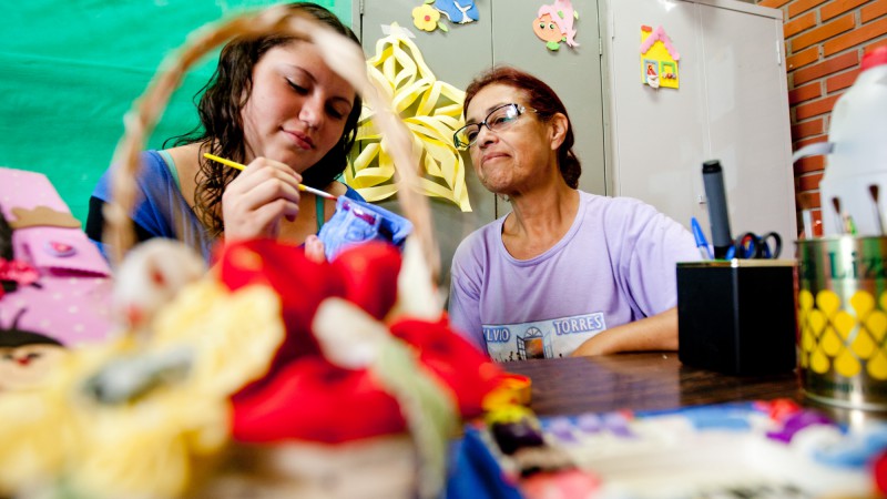 15.02.14: Projeto Escola Aberta na Escola Estadual Professor Sylvio Torres, em Porto Alegre, oferece Oficina de Artesanato como atividade do programa Escola Aberta para a Cidadania. Na foto, a professora Eliane Miranda Oviedo e a aluna Larissa dos Santos
