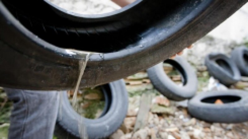 O aumento das temperaturas e o per&iacute;odo de chuvas exigem um maior cuidado na preven&ccedil;&atilde;o &agrave; dengue no ver&atilde;o. A Secretaria Estadual de Sa&uacute;de (SES), atrav&eacute;s do Centro Estadual de Vigil&acirc;ncia em Sa&uacute;de (Cevs), recomenda algumas medidas que evitam a prolifera&ccedil;&atilde;o