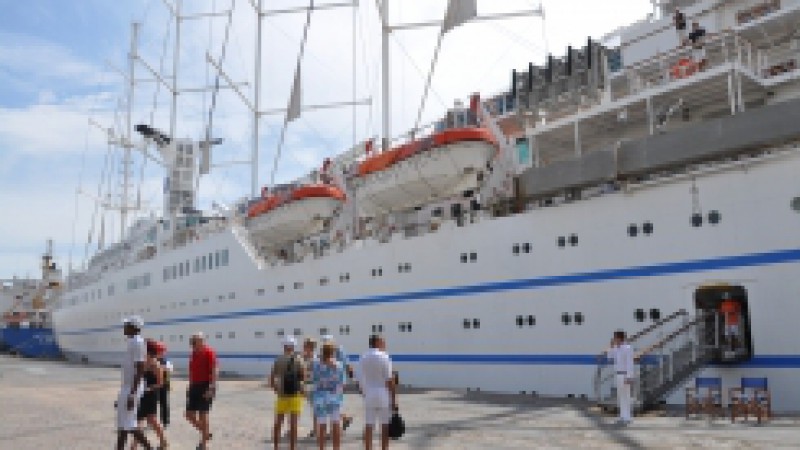 O Porto do Rio Grande recebe, nesta terça-feira (4), o transatlântico Club Med 2, que tem a bordo 278 passageiros e 205 tripulantes. O idioma falado pela maioria dos passageiros é o francês. Esta é a primeira vez que o navio do Club Mediterranée vem a
