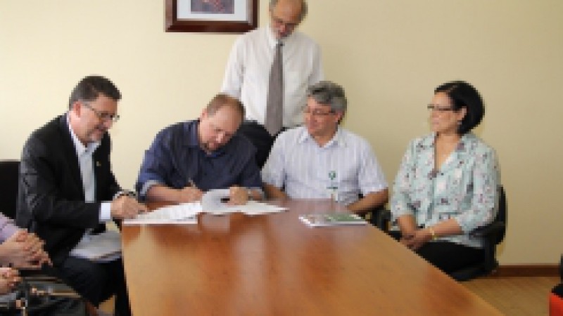 A Fundação Estadual de Pesquisa Agropecuária (Fepagro) cedeu oficialmente, na tarde desta quarta-feira (8), um terreno em Santana do Livramento para a Universidade Estadual do Rio Grande do Sul (Uergs). O termo de cessão de uso foi assinado pelo