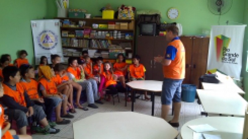 Nesta segunda-feira (13), o projeto Defesa Civil na Comunidade iniciou as atividades com mais uma turma de alunos, no município de Imbé, contemplando dois grupos de crianças com idade entre 8 e 11 anos, atingindo um total de 60 alunos. O projeto é