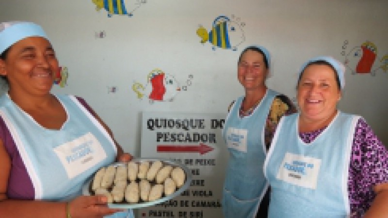 Do final do mês de novembro até meados de abril, durante todos os finais de semana, as pescadoras Rosimeri de Freitas Alves, Luciane Farias Leites e Luciara Rocha da Silva deixam a comunidade de Santa Rita do Sul, em Arambaré, onde vivem com as suas