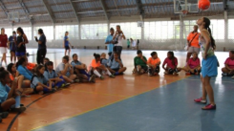 Neste Dia Internacional da Mulher, os secretários de Estado do Esporte e do Lazer, Ricardo Petersen, e da Secretaria de Políticas para as Mulheres, Ariane Leitão, entregaram medalhas a todas as participantes do Dia do Futebol Feminino, uma comemoração