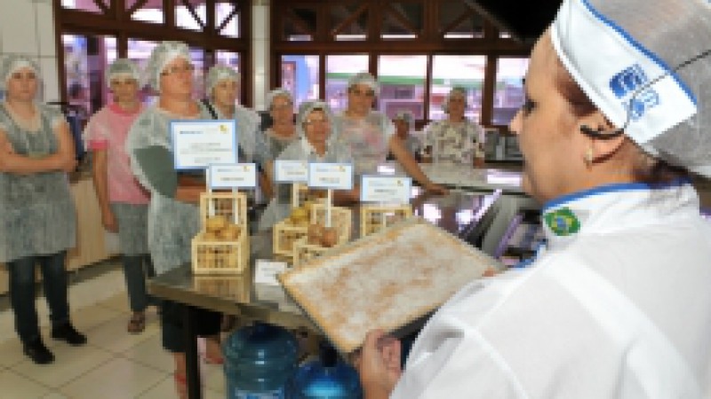 Um dos trabalhos sociais que a Emater/RS-Ascar desenvolve no campo diz respeito à segurança e à soberania alimentar das famílias rurais. Tendo como foco os conceitos que abrangem este tema, com a perspectiva da soberania das comunidades em relação à